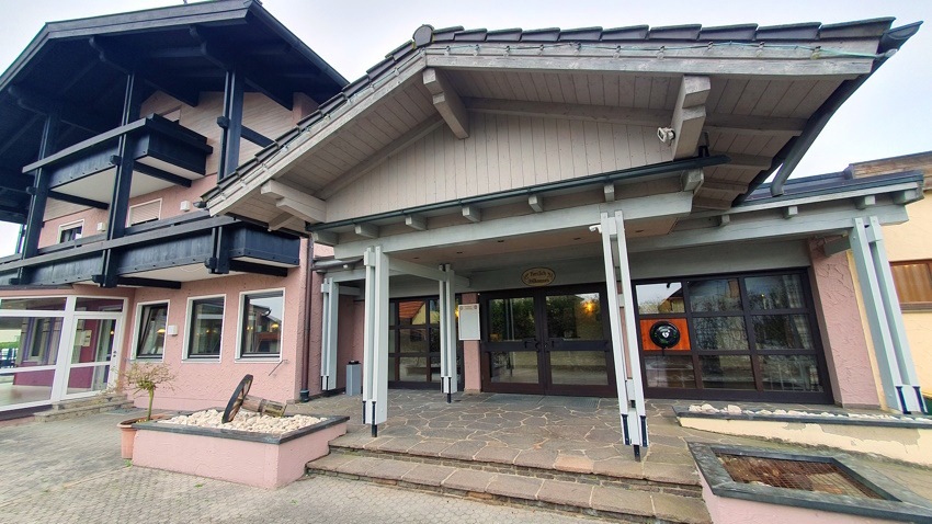 Landwirtschaftsbetriebe - Gastronomie Unternehmensnachfolge Pacht-Angebot  - Nachfolgeangebot für Gastronomiebetrieb mit Pächterwohnungen und Gästezimmer zur Pacht